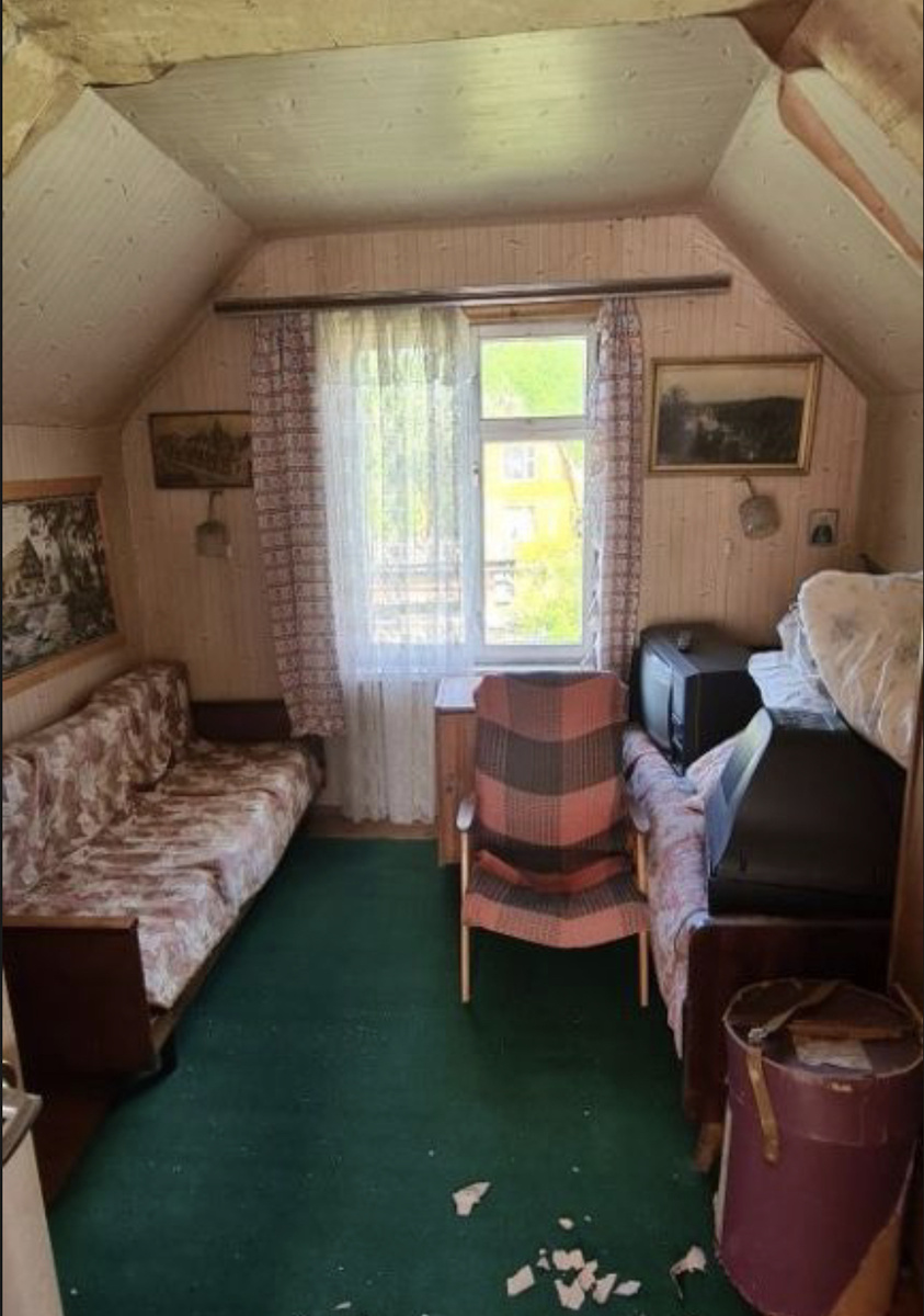 Весь текстиль, подушки, ковры мы выкинули еще в первый же месяц после покупки дачи. Дышать сразу стало легче