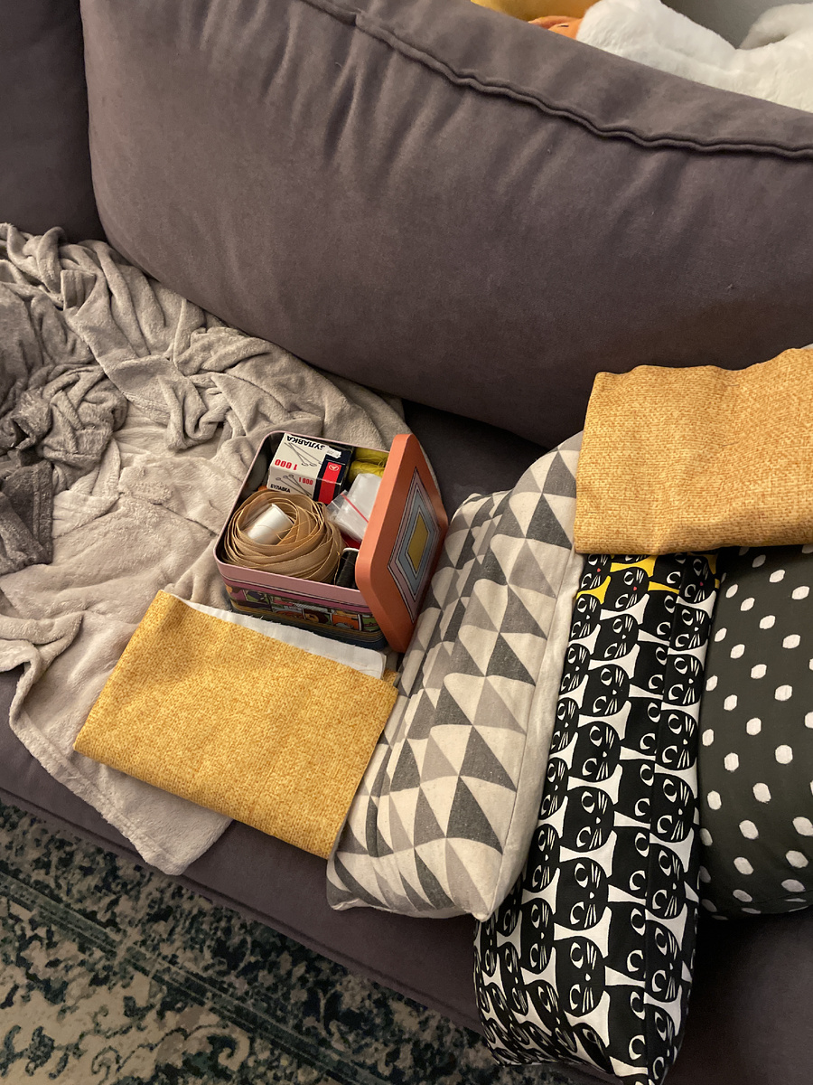 Выбрала в качестве обивочного материала плотный бархатистый флок (неприхотливая мебельная ткань)