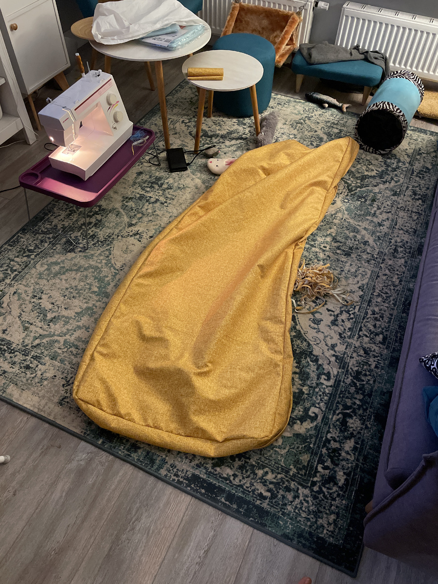 Чехол имеет длинную молнию, спрятанную под клапаном. Аналогичные чехлы меньшего размера сшила для подушек на спинку