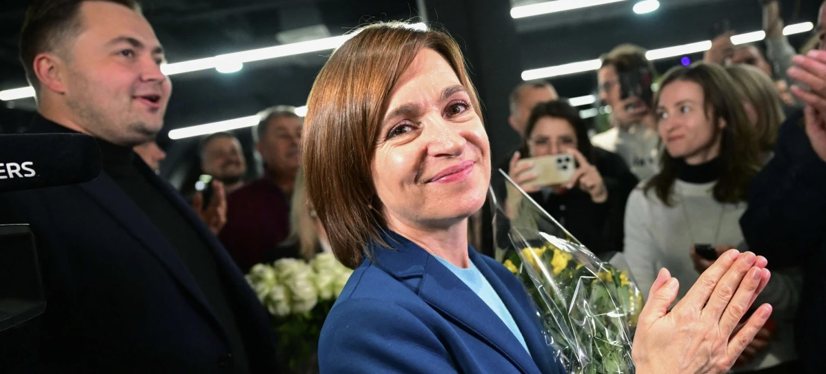 Майя Санду радуется вместе с сотрудниками и сторонниками после подведения предварительных итогов второго тура президентских выборов © AFP