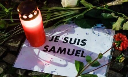 Свеча, зажженная во время поминальной службы по Сэмюэлю Пати у французского посольства в Берлине в октябре 2020 года.