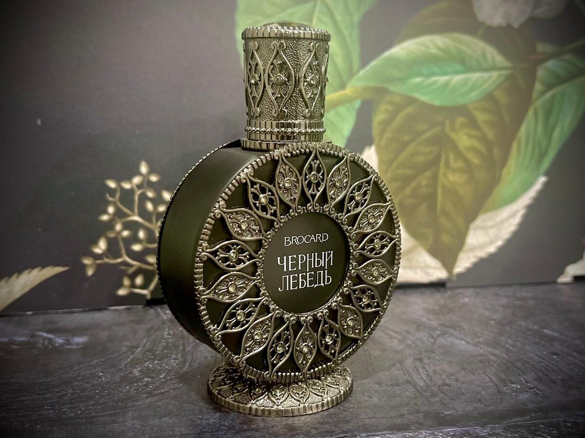 Black Swan (Черный лебедь) Brocard — это аромат для женщин, он принадлежит к группе цветочные древесно-мускусные. Black Swan (Черный лебедь) выпущен в 2019 году. Парфюмер: Alienor Massenet. Верхние ноты: Лесной орех, Миндаль и Бергамот; средние ноты: Роза, Орхидея и Фиалка; базовые ноты: Пачули, Сандал и Ветивер.