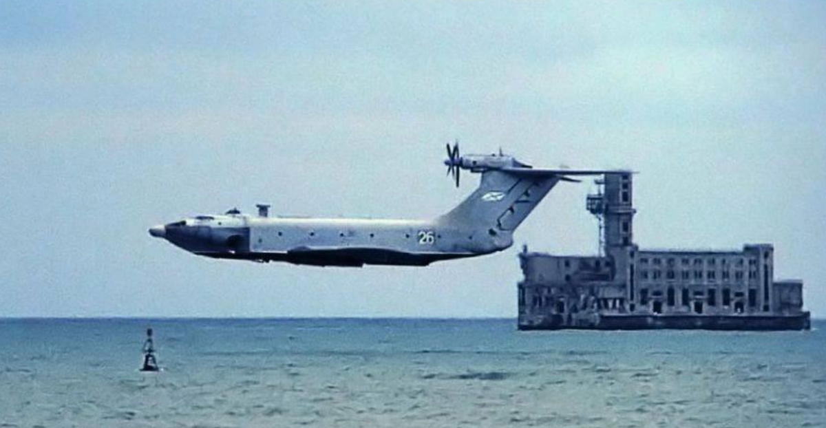 "Орлёнок" начинал как экраноплан, а должен был стать экранолётом, то есть полноценно совмещать функции экраноплана и транспортного самолёта. Такой универсализм сейчас широко вошел в моду в оружейных концептах. Фото ВМФ России.