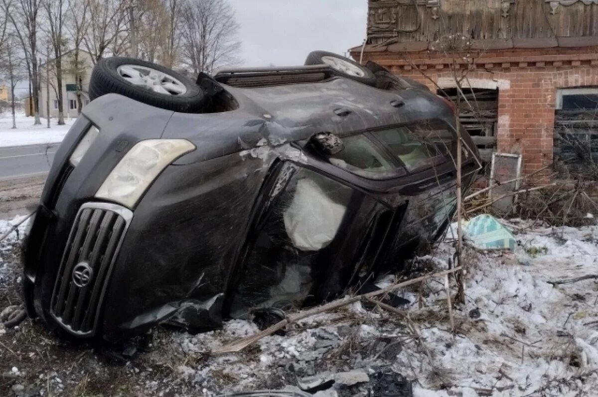    Опубликованы фото с места ДТП с перевернувшейся Toyota в Тверской области