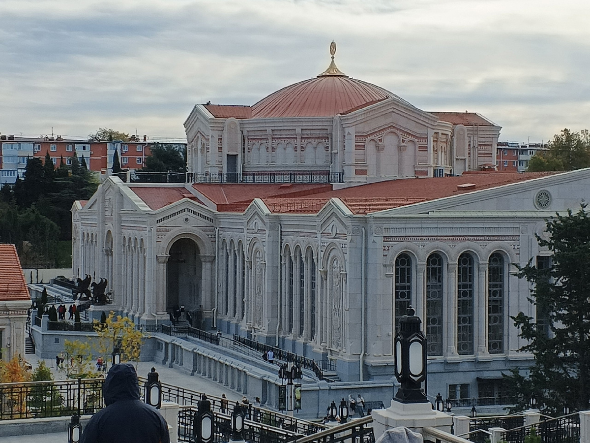 Вид на музей Христианства с горы над музейным комплексом, возле 13 батареи. Фото Галины Малышевой.
