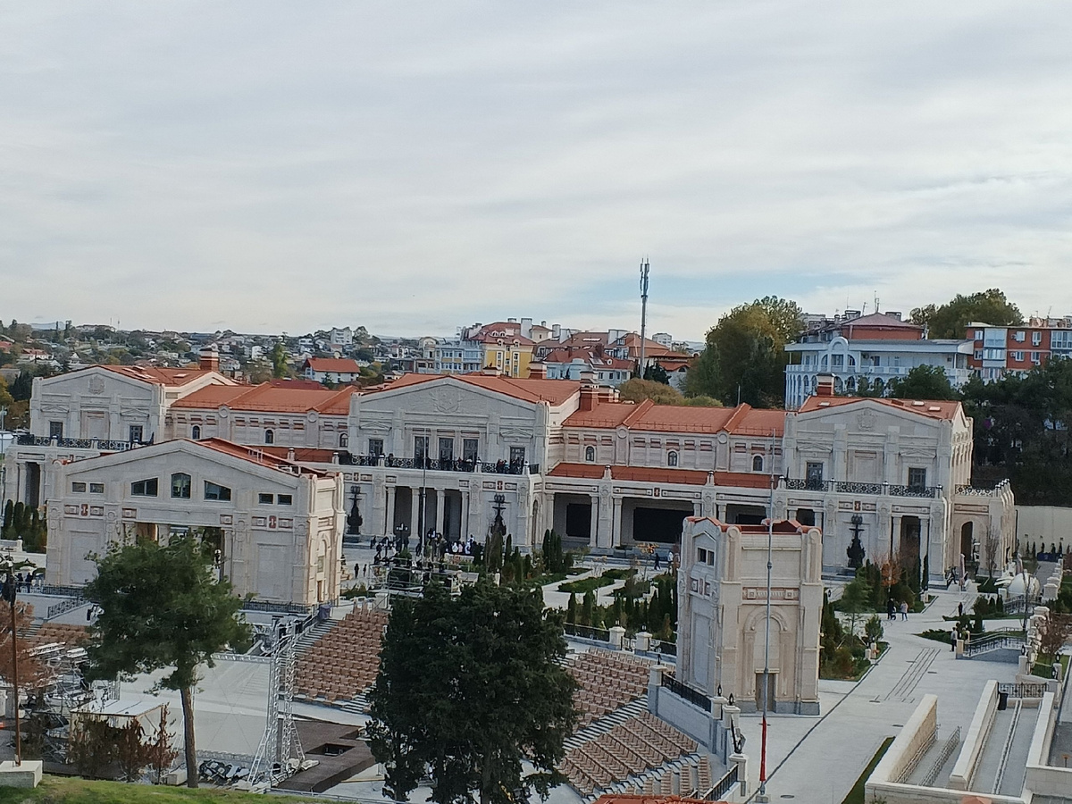 Музей Новороссии и Грифон-арена. Вид с горы возле 13 батареи. Фото Галины Малышевой.