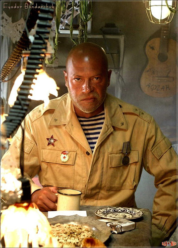 Смотрится он тут... ну, неплохо...