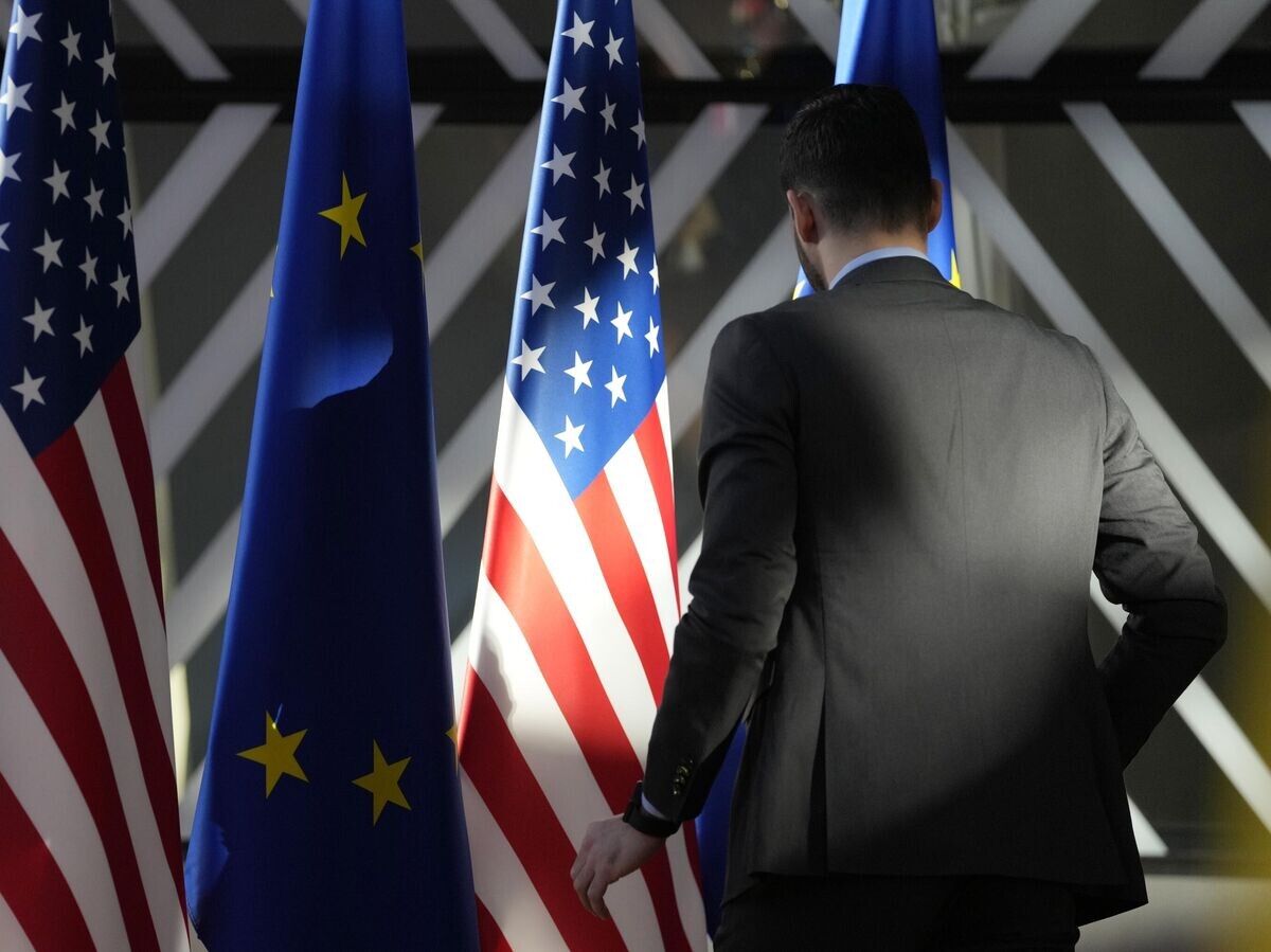    Флаги США И ЕС © AP Photo / Virginia Mayo