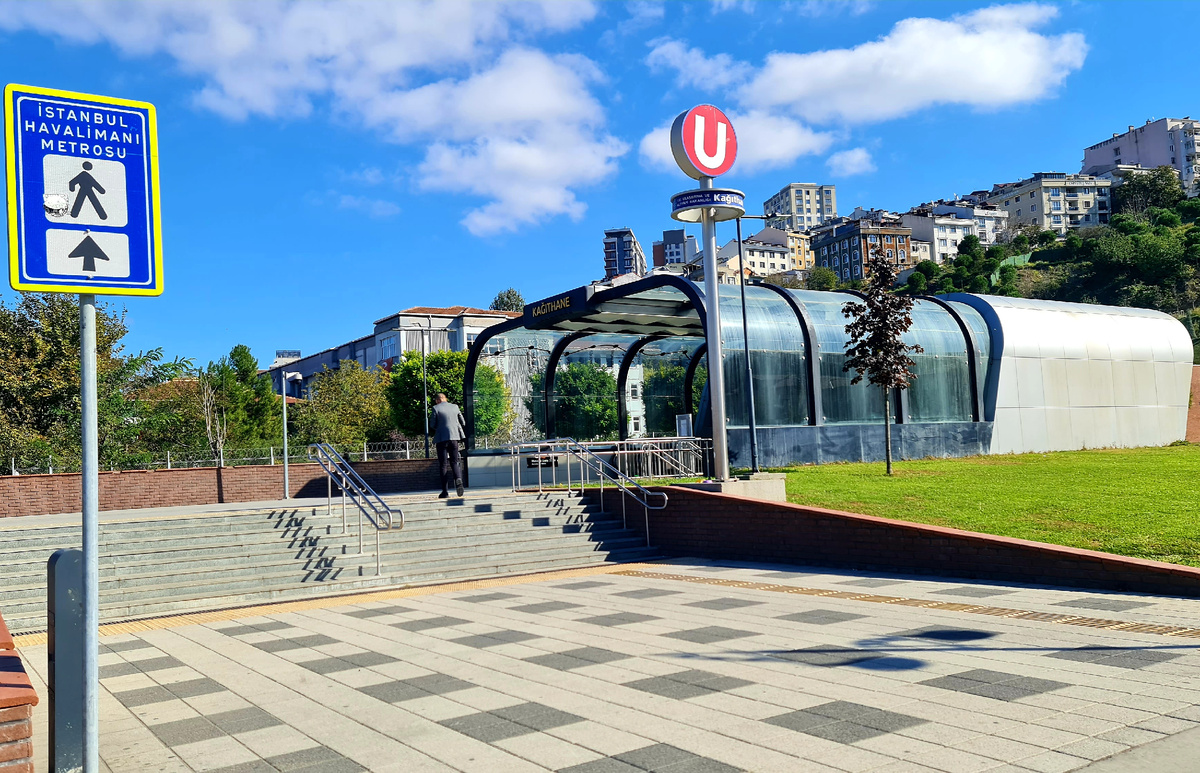 Вход в метро. Указатель на ветку, которая идет в Международный аэропаорт Стамбула (новый)