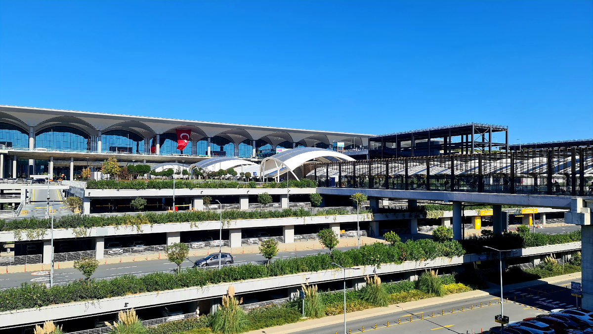 Переход с линии метро (справа) в аэропорт Стамбула. Октябрь 2024 