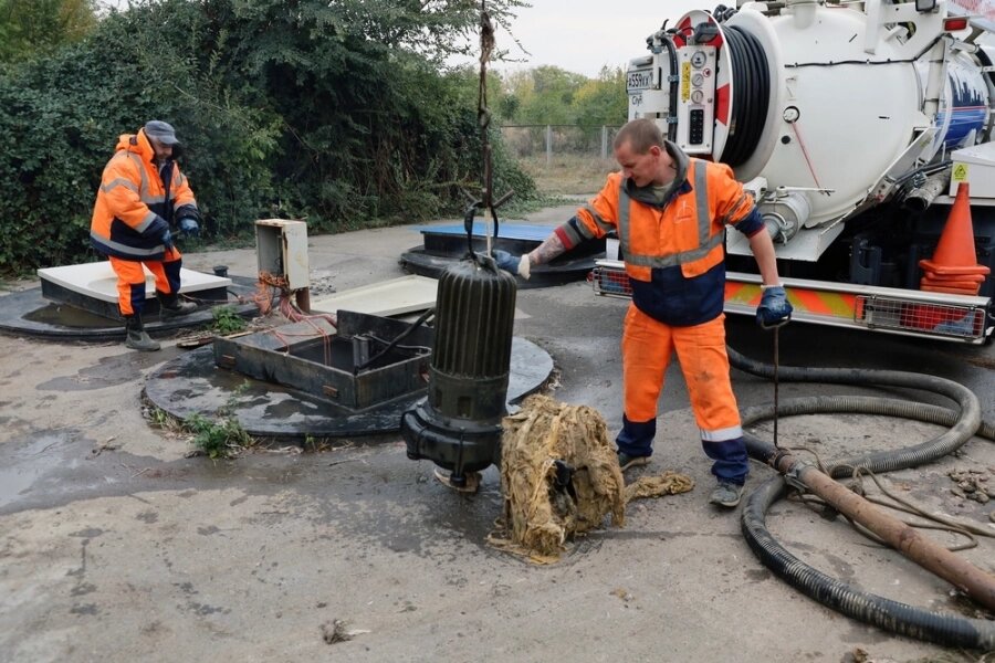    Вот такие горы влажных салфеток и другого мусора ежедневно скапливаются на поворотных участках коллекторов. Снимать их часто приходится вручную. Фото: пресс-служба Ростовводоканала.