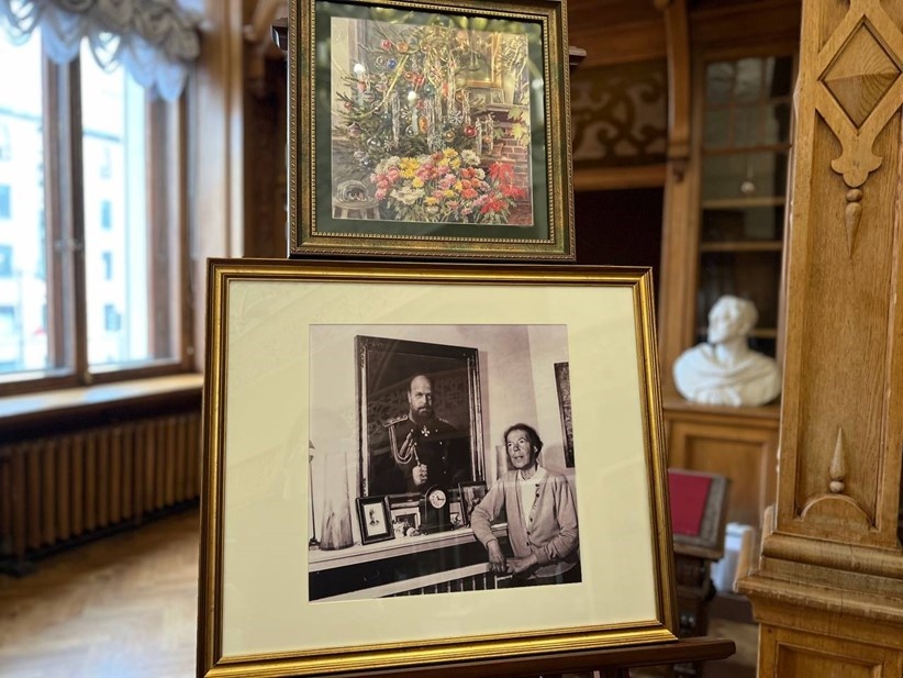    Ольга Романова (на фото внизу) позирует с портретом своего отца, российского императора Александра III Автор фото: t.me/Piotrovsky