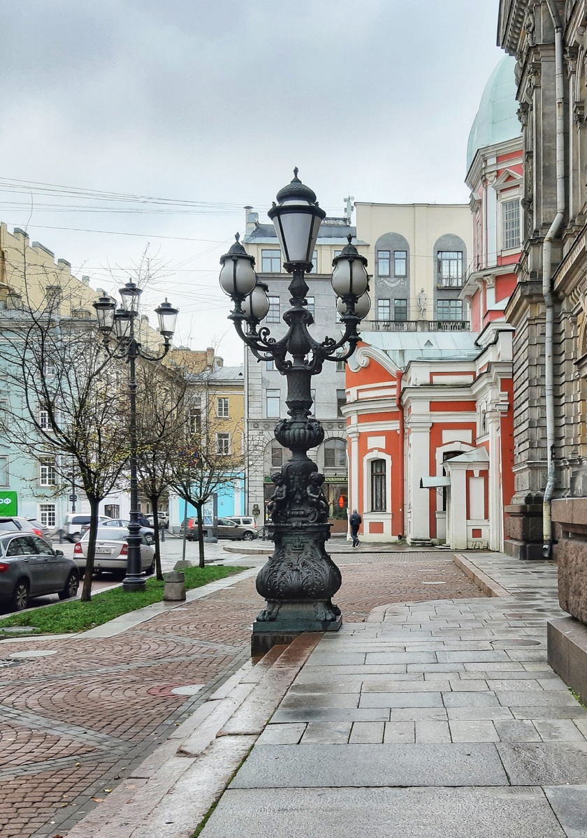 г. Санкт-Петербург. Фонари-торшеры около академии им. А.Л. Штиглица