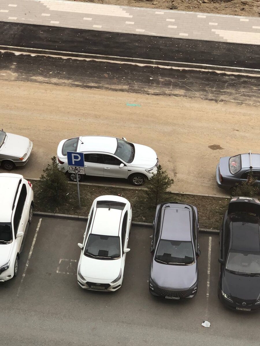 фото – не знаю, может, он и инвалид, но видимого знака нет). 