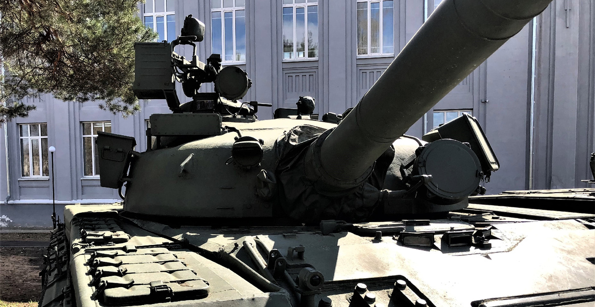 Над зачехленной пулеметной амбразурой крепится фара- искатель. Перед командирской башенкой видна антенна станции наведения комплекса управляемого вооружения "Кобра".