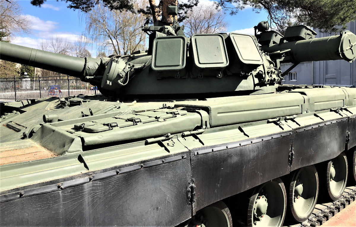 На правой скуле башни крепятся три ящика для аппаратов АТ-1 - как на Т-64А и ранних Т-64Б.