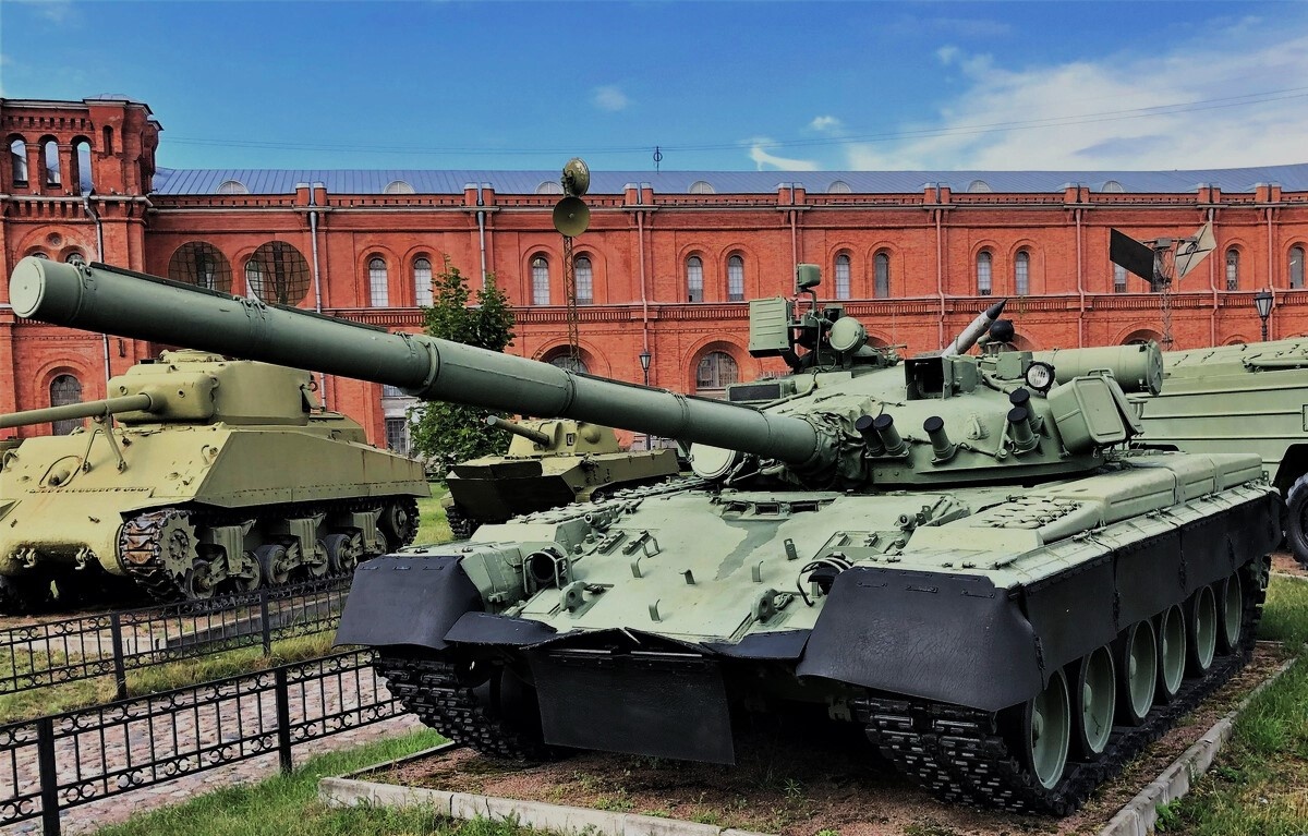 Танк из 133 Гв ОТБ в экспозиции Военно-исторического Музея артиллерии , инженерных войск и войск связи ( г. Санкт-Петербург).