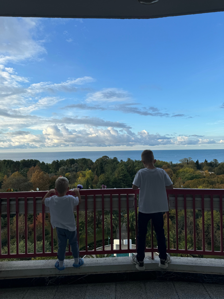 В футболках на балконе не холодно 