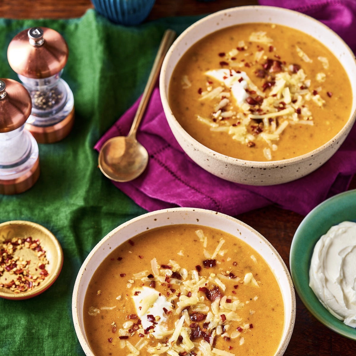 Суп из запеченного со специями батата и ароматного сыра