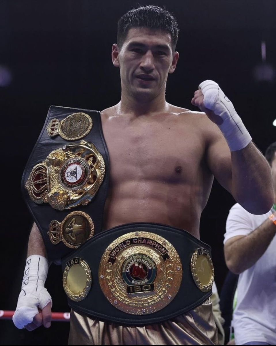 Кандидат в мастера спорта по боксу — это серьезный спортивный уровень, который требует упорных тренировок, соревновательного опыта и выполнения определенных нормативов. Вот основные шаги, которые помогут вам получить это звание:

1. Регулярные тренировки

	•	Запишитесь в профессиональную секцию бокса или спортивную школу, где работают тренеры с опытом подготовки спортсменов высокого уровня.
	•	Тренируйтесь минимум 3-4 раза в неделю, уделяя внимание как технике, так и общей физической подготовке.

2. Работа с тренером

	•	Подберите квалифицированного тренера, который будет помогать разрабатывать технику, тактику и подготовку к боям.
	•	Опытный наставник также подскажет, как правильно готовиться к турнирам и как оценить ваши шансы на КМС.

3. Соревнования и турнирный опыт

	•	Для получения звания КМС по боксу важно регулярно участвовать в официальных турнирах. Соревнования на уровне района, города и региона позволят вам набрать опыт и понять, насколько вы готовы к более серьезным испытаниям.
	•	Ориентируйтесь на турниры, результаты которых учитываются спортивными федерациями, ведь только в них можно выполнить нормативы для присвоения званий.

4. Выполнение нормативов на КМС

	•	Для присвоения звания КМС вам нужно показать хорошие результаты на турнирах определенного уровня. В частности:
	•	Занять призовые места на соревнованиях областного или регионального уровня.
	•	В некоторых случаях требуется победа в турнире определенного статуса (например, первенство области или крупный турнир).
	•	Провести несколько боев и показать положительный баланс побед и поражений.

5. Физическая подготовка и весовые категории

	•	Важно поддерживать форму и соответствовать своей весовой категории, так как в боксе соревнования проводятся по весовым категориям. Поддержание оптимального веса, силы, выносливости и скорости даст вам преимущества.
	•	Сюда входят не только боксерские навыки, но и работа над общей физической формой — выносливостью, скоростью и силой.

6. Оформление документов и подтверждение званий

	•	После успешного выполнения всех требований вашего тренера или спортивной организации, вы подаете документы для оформления звания КМС. Этот процесс курируется местными спортивными федерациями и требует подтверждения результатов в официальных соревнованиях.

7. Психологическая подготовка

	•	Участие в серьезных соревнованиях требует психологической устойчивости и готовности к бою. Отрабатывайте не только физические навыки, но и умение контролировать свои эмоции и сохранять спокойствие на ринге.

Звание КМС — это уровень, на который может уйти несколько лет, так как требуется опыт и достижения в соревновательной практике.