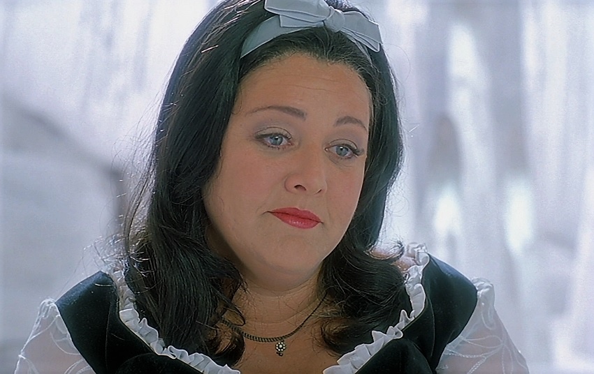 Дух Белоснежки. Да, слегка полновата, но в 80 лет это не странно. Вон Золушка хоть и худа, зато мучается ревматизмом. Реализьм!