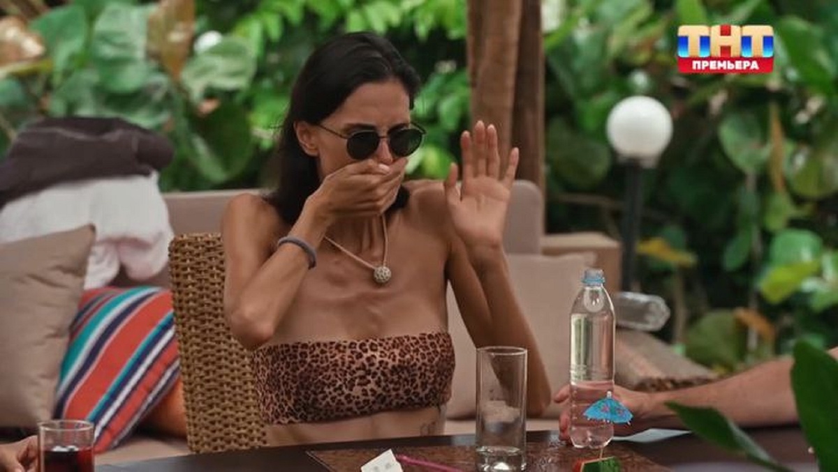 Алана Мамаева в леопардовом топике выглядит не слишком соблазнительно. Фото: скриншот шоу «Звезды в джунглях»  