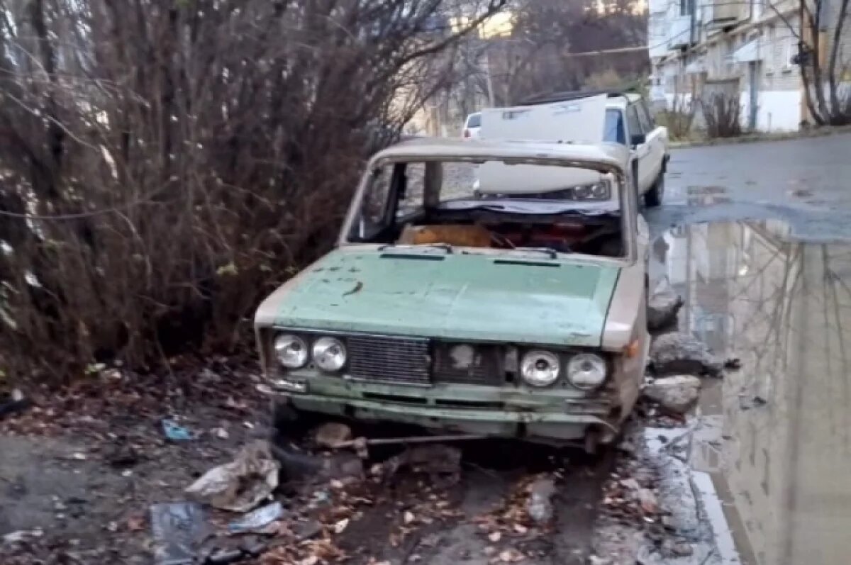    В Златоусте мужчина вызвал эвакуатор для угона «ВАЗа» без стекол и колес