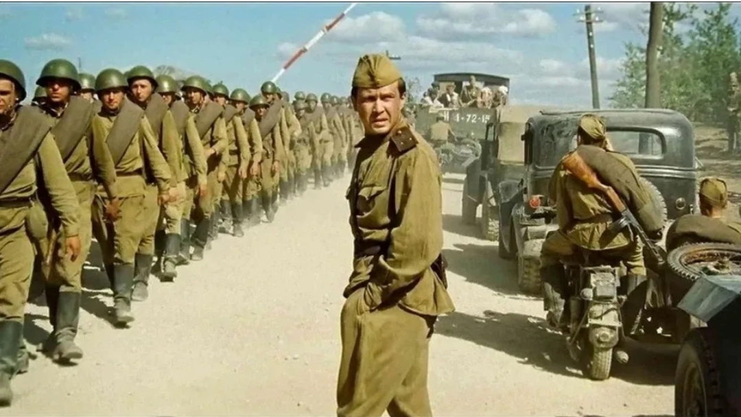 Пехота топает на передовую в полосе 3-го Белорусского фронта в августе 44-го, и эта вот киношная пехота - она, конечно же, прообраз всей советской пехоты в годы Великой Отечественной войны в целом, и бойцов 6-й стрелковой (штрафной) роты при 3-м СБ 1136-го СП 338-й СД 5-й общевойсковой армии в частности... И сколько из них доживёт хотя бы до осени 44-го? (кадр из фильма "В августе 44-го" режиссёра Михаила Пташука)...