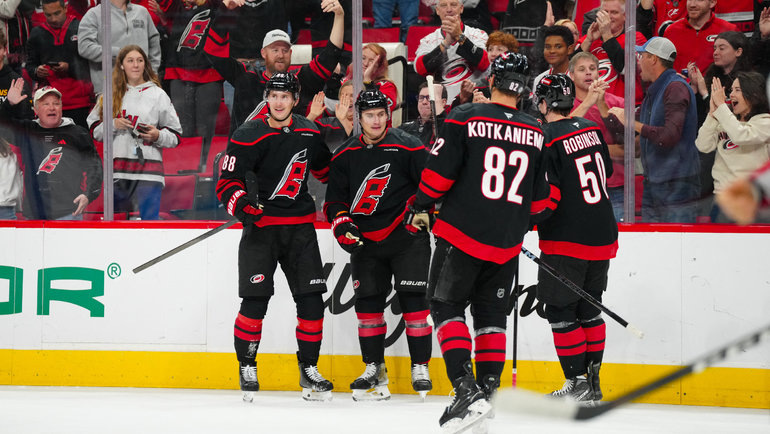    Дмитрий Орлов (№ 7) с Мартином Нечасом (№ 88), Йеспери Котканиеми (№ 82) и Эриком Робинсоном после гола в матче «Каролина» — «Вашингтон» (4:2) 4 ноября 2024 года в Роли.Imagn Images USA Today Sports