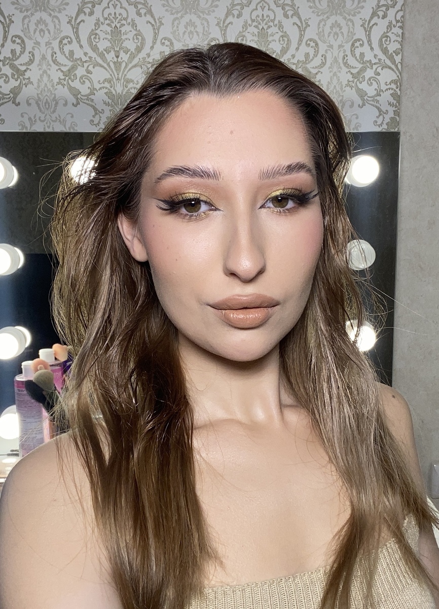 Классический вечерний макияж с внешней и внутренней стрелкой 