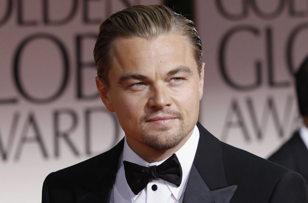 Актер Леонардо Ди Каприо. https://ru.wallpaper.mob.org/image/movie-the_wolf_of_wall_street-leonardo_dicaprio-margot_robbie-jordan_belfort-naomi_lapaglia-1238736.html