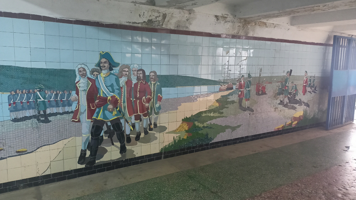 Основал Российскую империю Петр "Романов". Солдаты десятками лет в армии с тех пор служили... Апосля Петра на трон только немцы в Российской империи восходили, коренное население нашей страны  им было чужим.