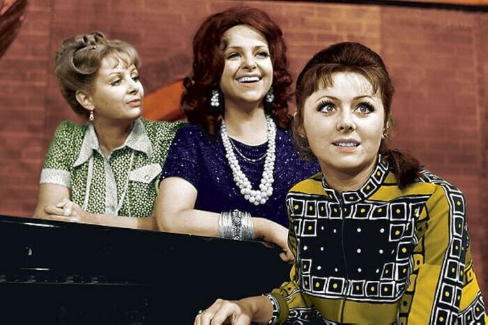  Ёла Санько в роли пани Ванды (посередине) в «Кабачок "13 стульев». / Фото: imdb.com