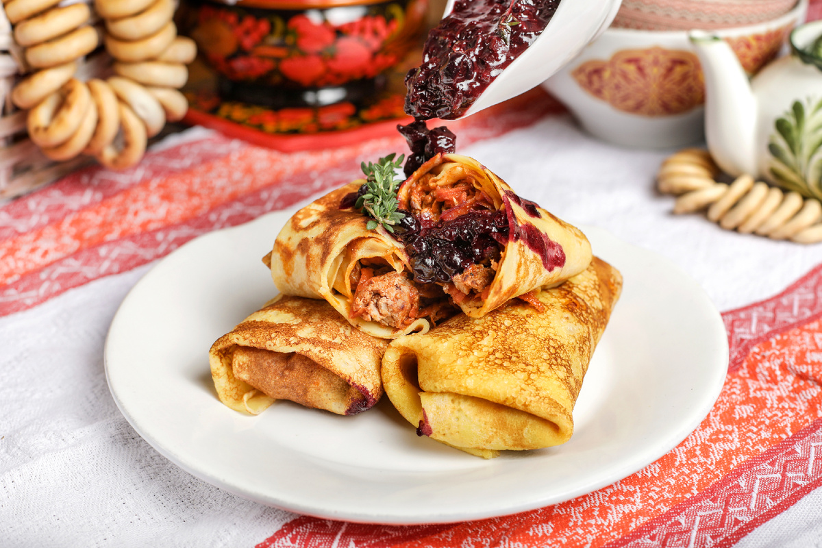 Блинчики с уткой и ягодным соусом