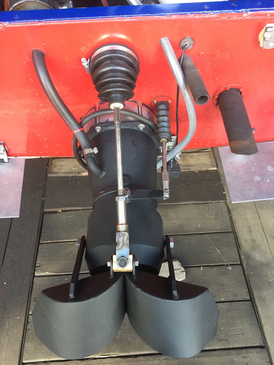 Часть снаружи, за кормой