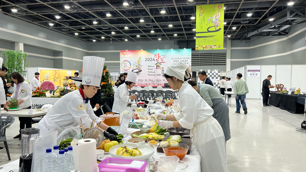 Соревнования в Сеуле, на фото готовят кимчи