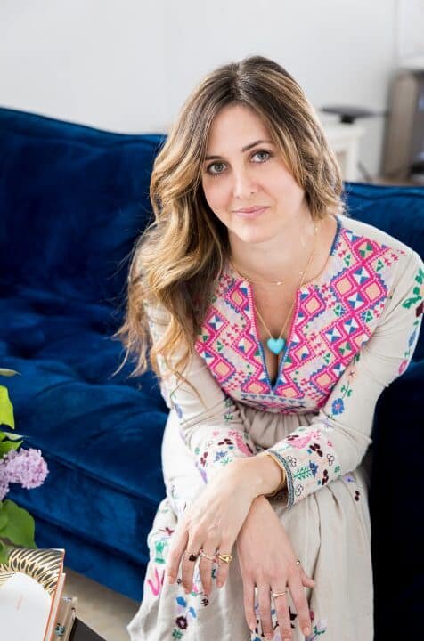 Finn Кэндис Пул Нейстат, изображенная в своей студии в Нижнем Манхэттене, использует исторические мотивы для создания украшений с современной атмосферой. Вверху: подборка украшений Finn включает коктейльное кольцо с шоколадным турмалином и браслет с бриллиантовым наконечником стрелы , представленные на керамической шкатулке Андреа Миранды Салас из Гринпойнт-Хилл .