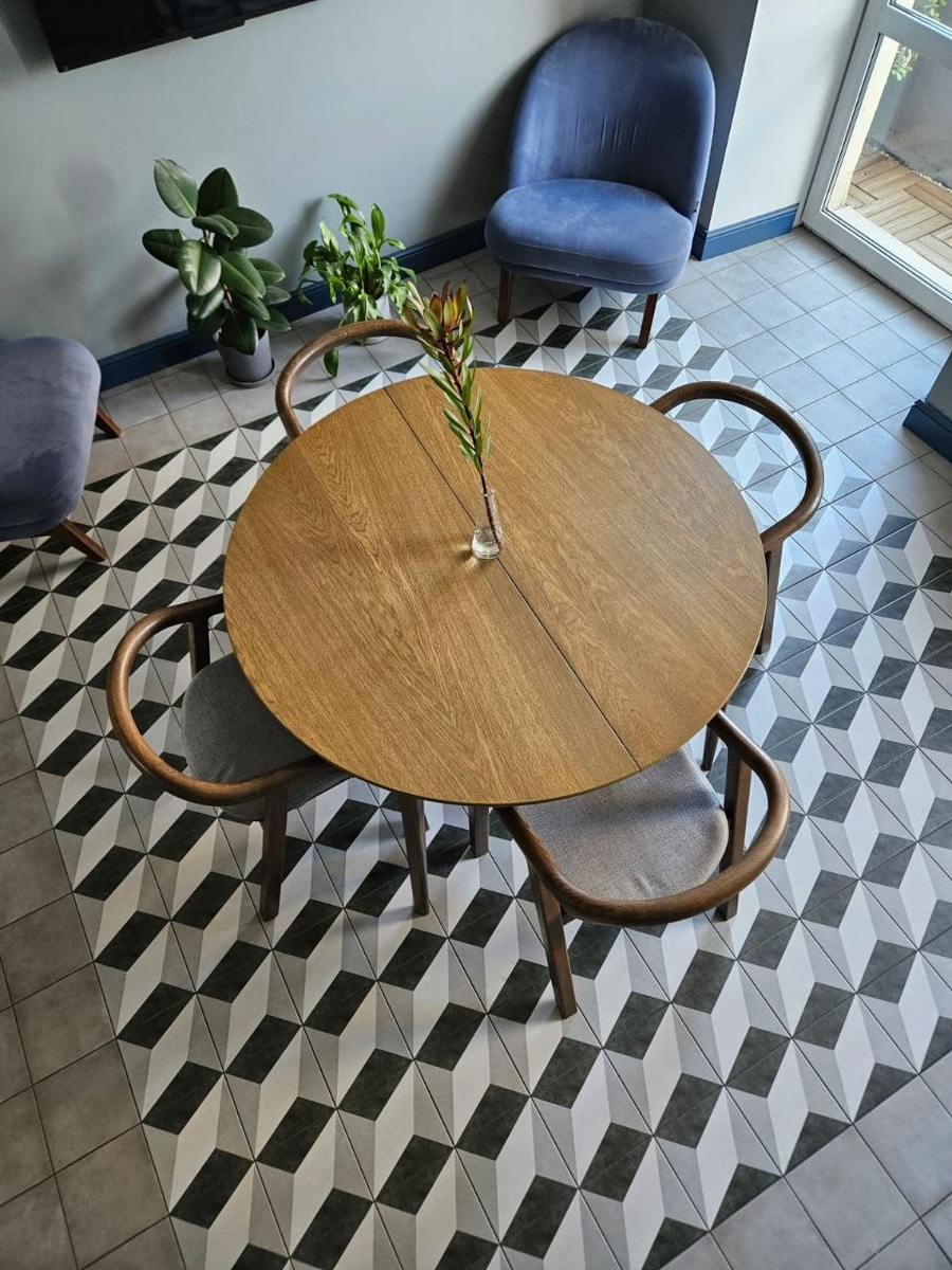 Кргулый раздвижной стол ЭКСПАНД и стулья ЭРГО