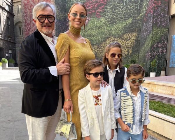    Дмитрий Дибров с семьей. Фото: sstars.ru