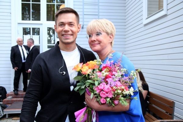    Стас Пьеха с мамой, фото: дзен.ру