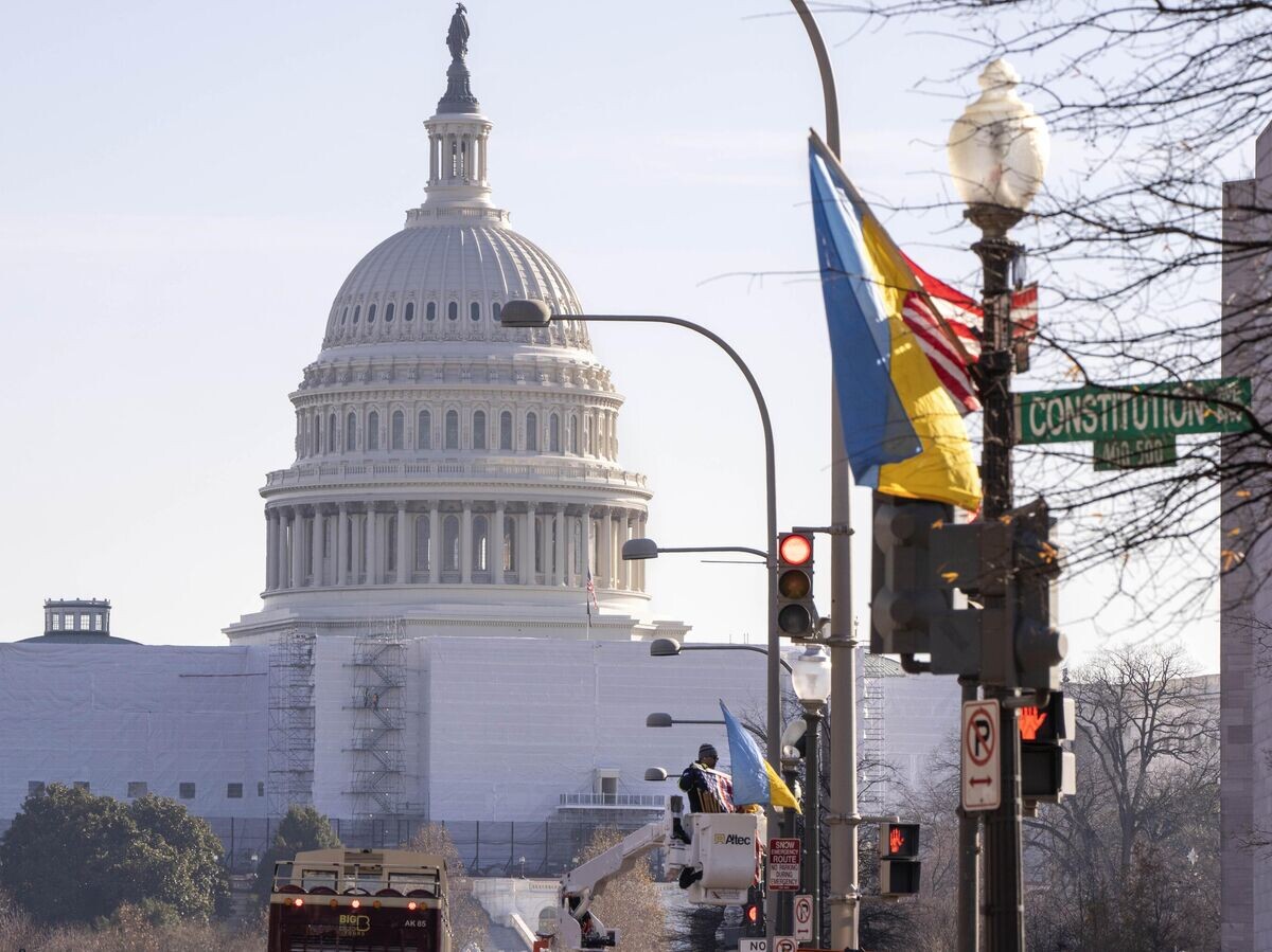    Флаги США и Украины на Пенсильвания-авеню в Вашингтоне© AP Photo / Jacquelyn Martin