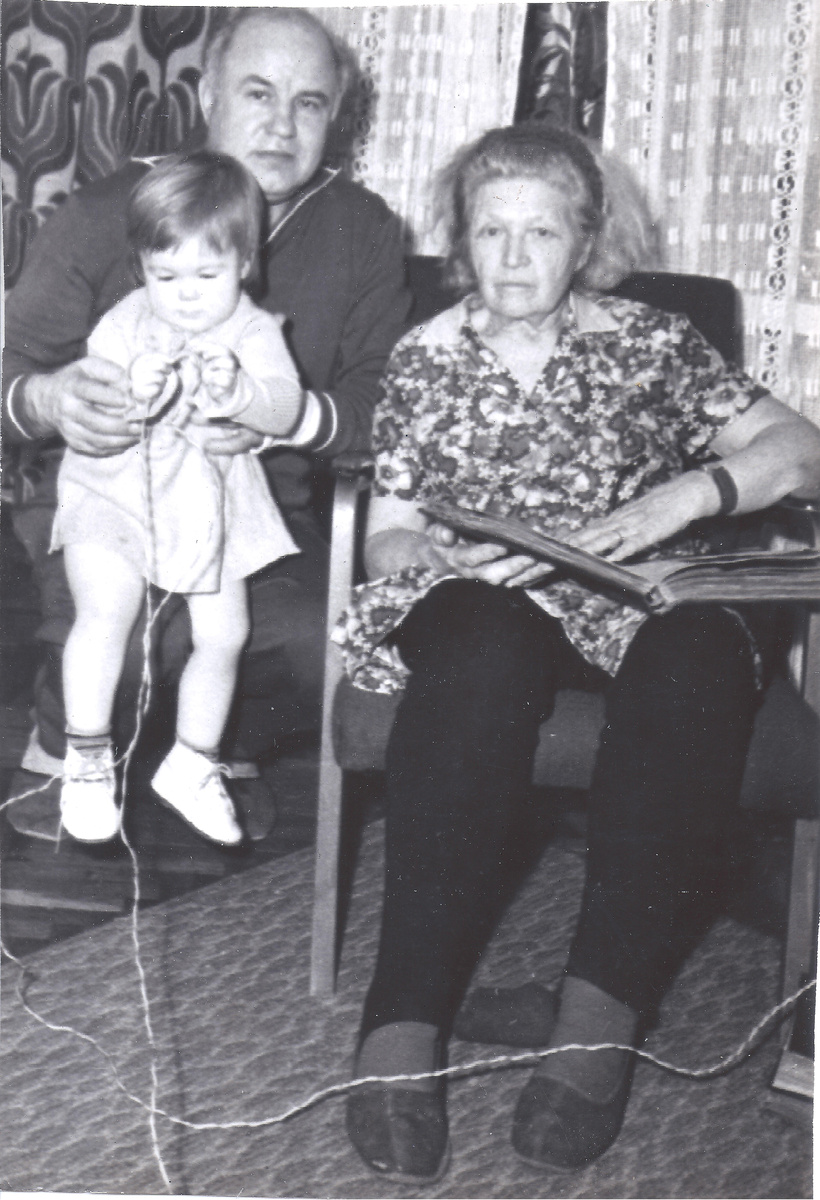 Моя бабушка, Губанова (Ермакова) Мария Петровна, мой отец и дочка Ника в 1981 г