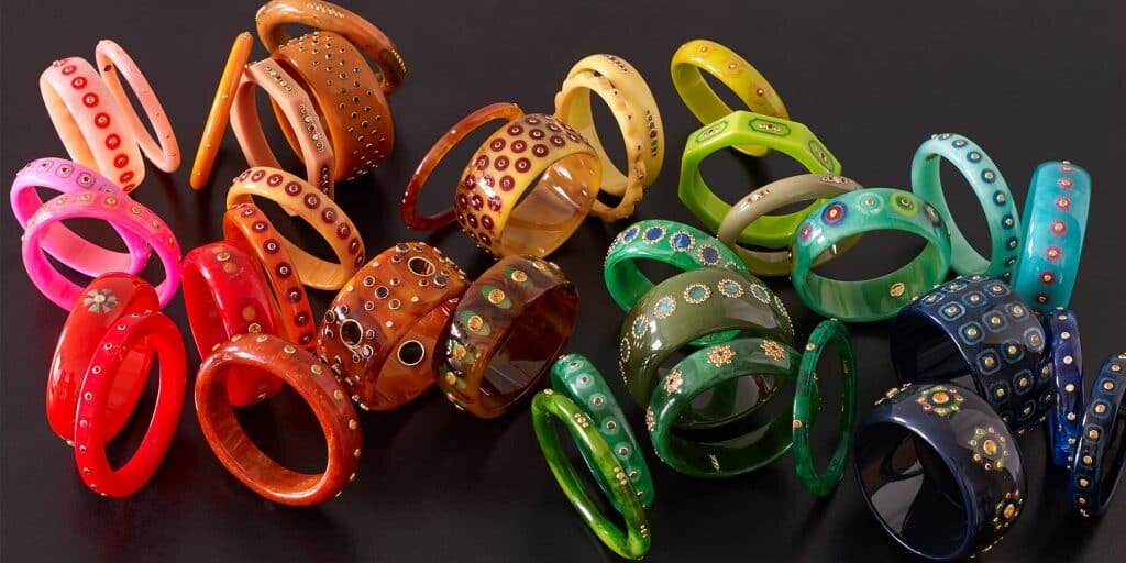 Все эти браслеты изготовлены из винтажного бакелита. Некоторые из них довольно просты, но другие имеют инкрустацию из золота, создание которой требует сложных техник.