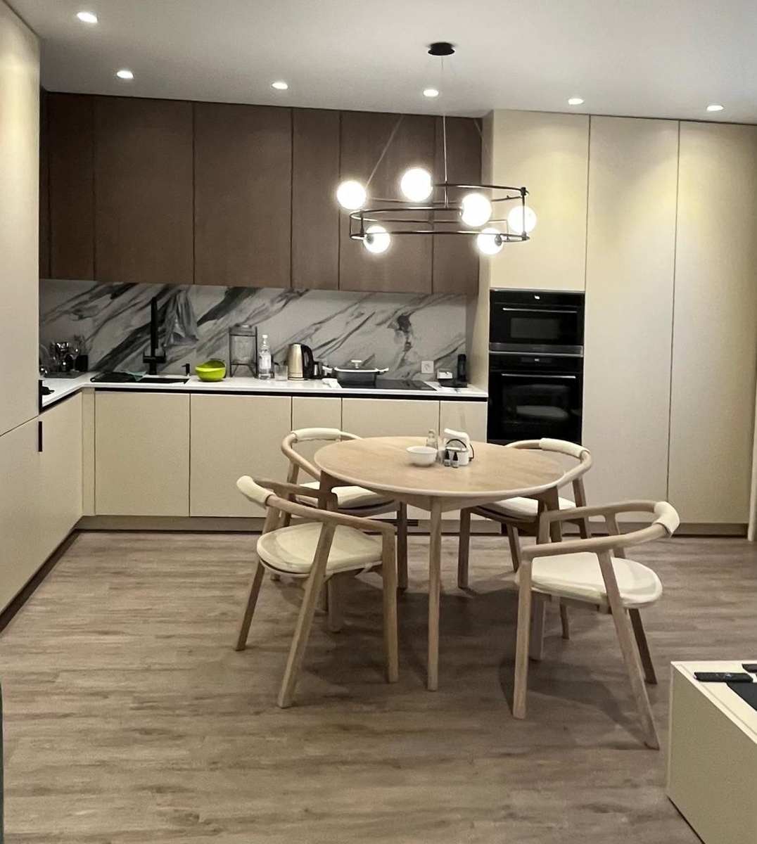 Круглый раздвижной стол ЭКСПАНД и стулья ЭРГО с мягкими аксессуарами