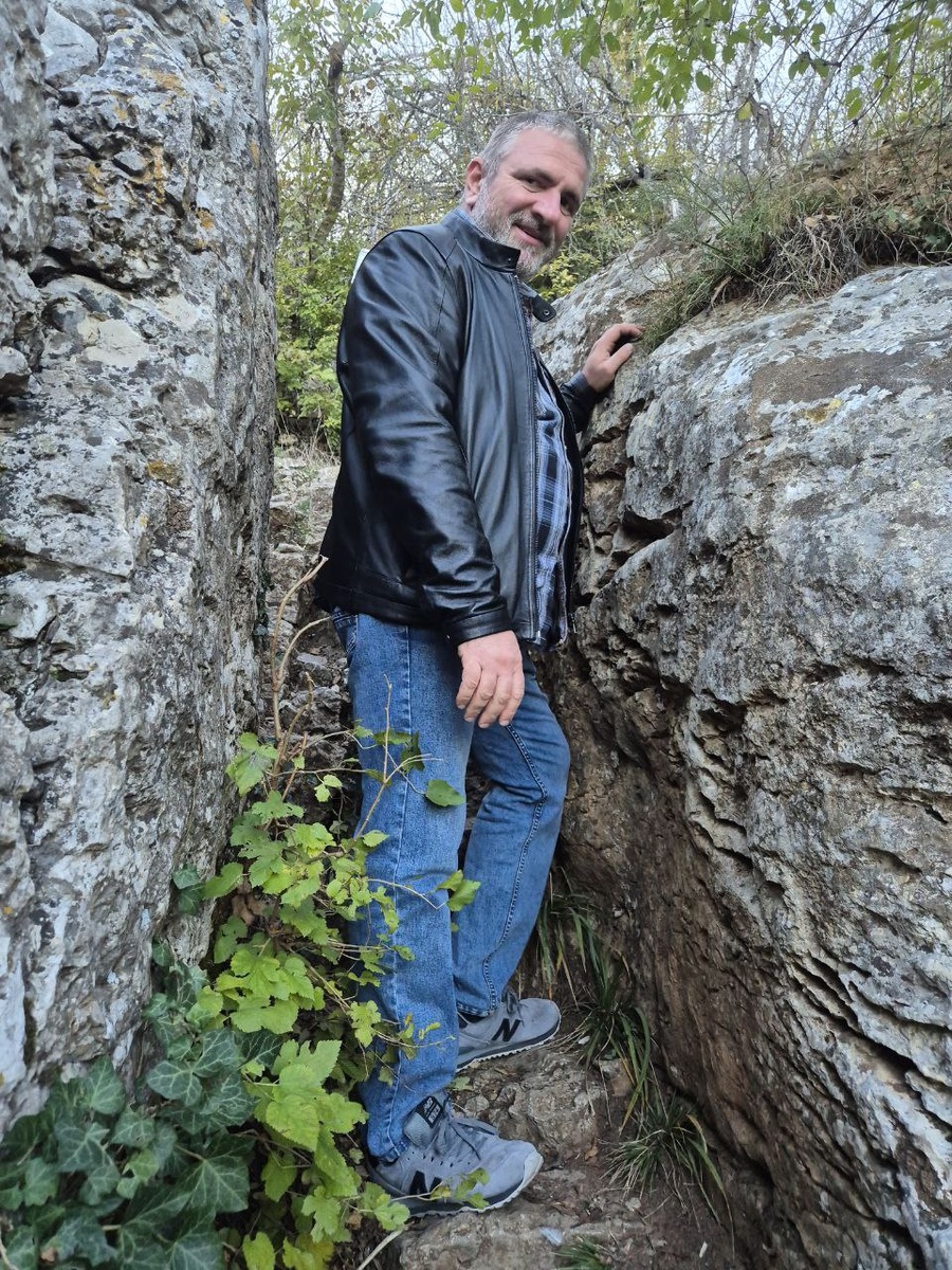 Иногда - совсем  в узкие расщелины.