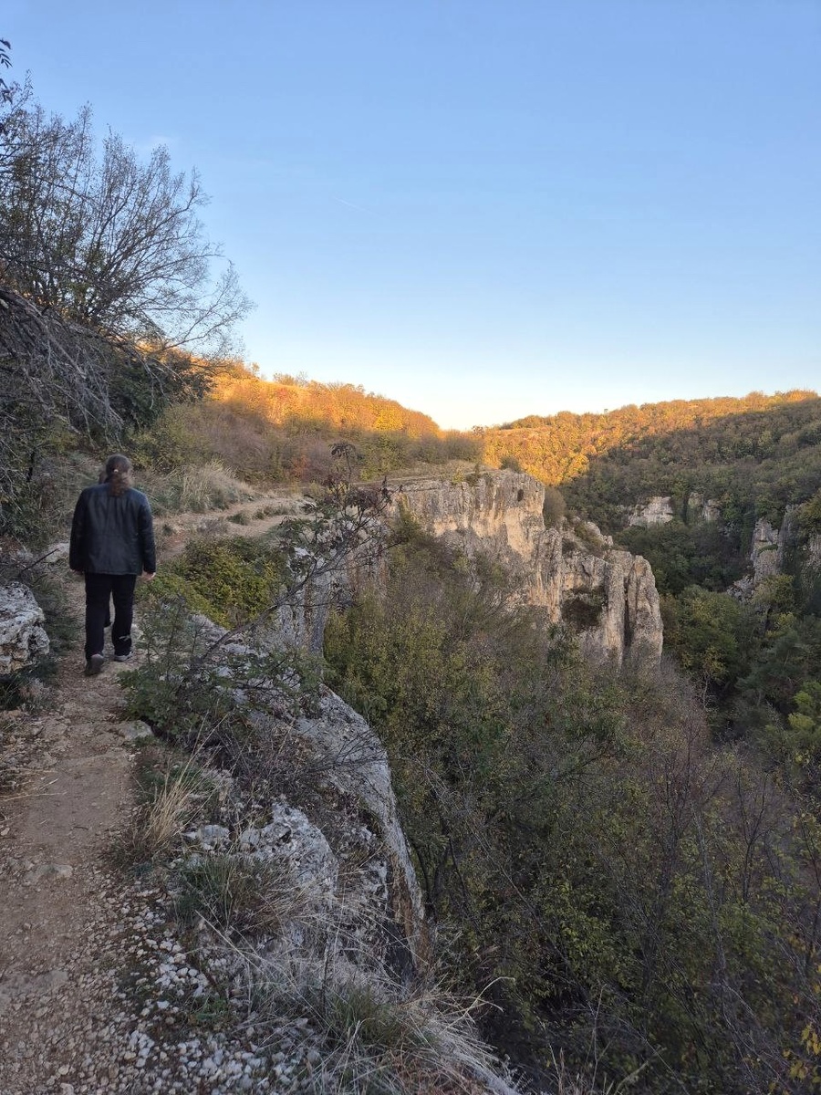 Иногда - совсем рядом с обрывом.