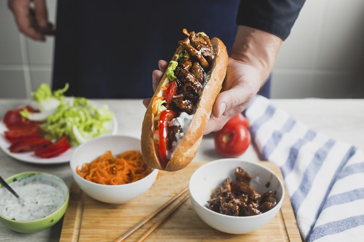 Горячий багет с карамелизированной уткой, йогуртовым соусом и морковкой по-корейски