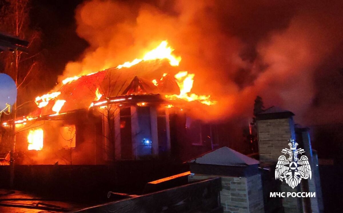    Пожар, произошедший 4 ноября в Петрозаводске на 5-м Родниковом переулке. Фото: МЧС Республики Карелия / Telegram