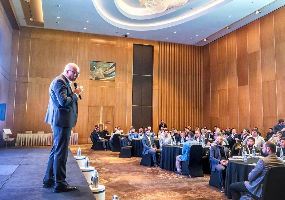 Директор компании SEG Motol Бахтиер Асатуллаев на открытии конференции партнеров. Фото Андрея Кудряшова/"Фергана"