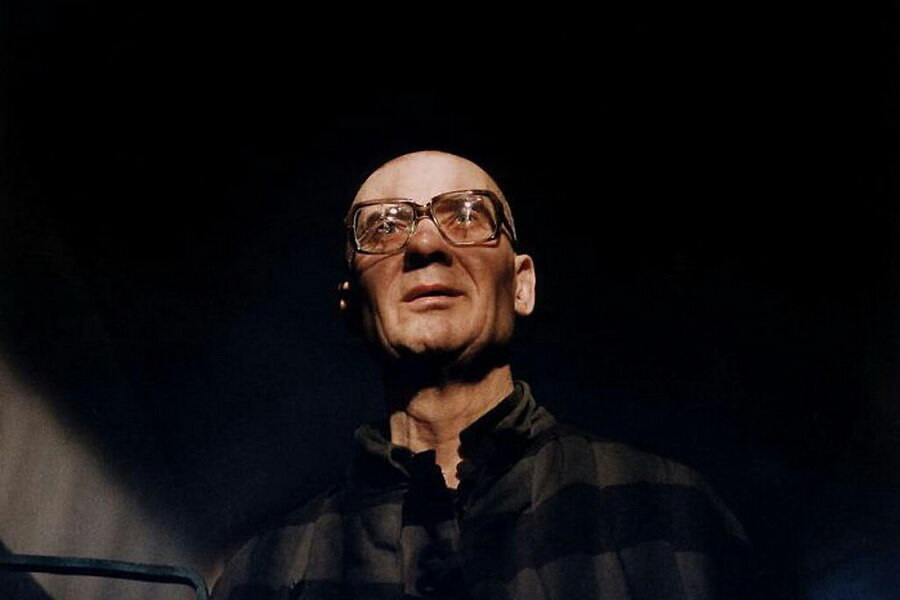 Андрей Чикатило после ареста в камере 